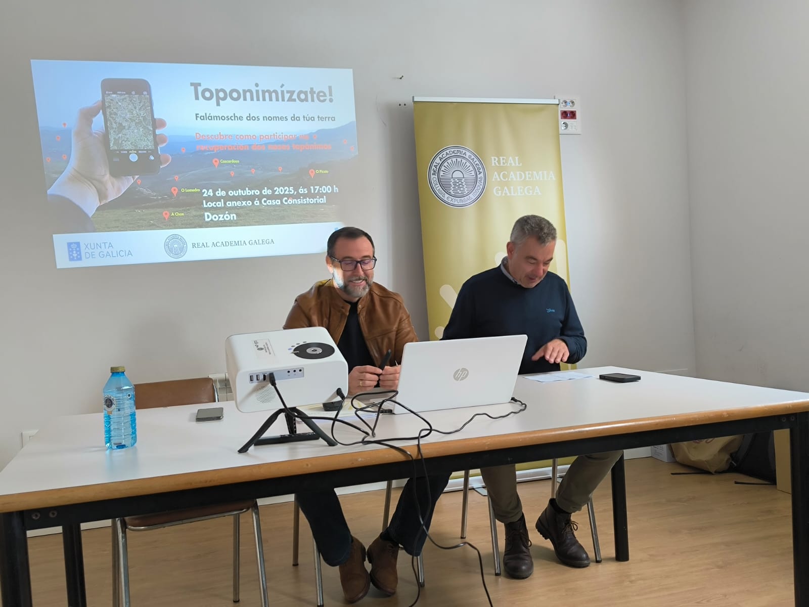 Adolfo Campos Vázquez, alcalde de Dozón, foi o encargado de presentar o relator da charla Toponimízate, Vicente Feijoo Ares