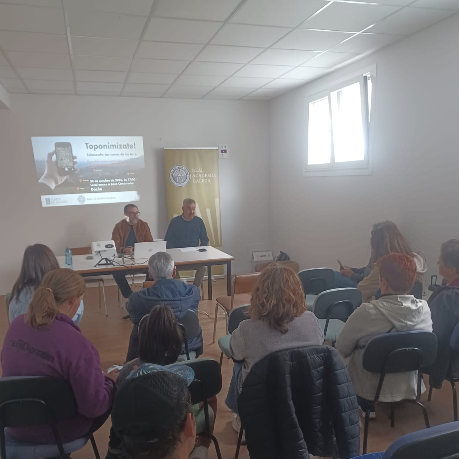 Adolfo Campos Vázquez, alcalde de Dozón, foi o encargado de presentar o relator da charla Toponimízate, Vicente Feijoo Ares