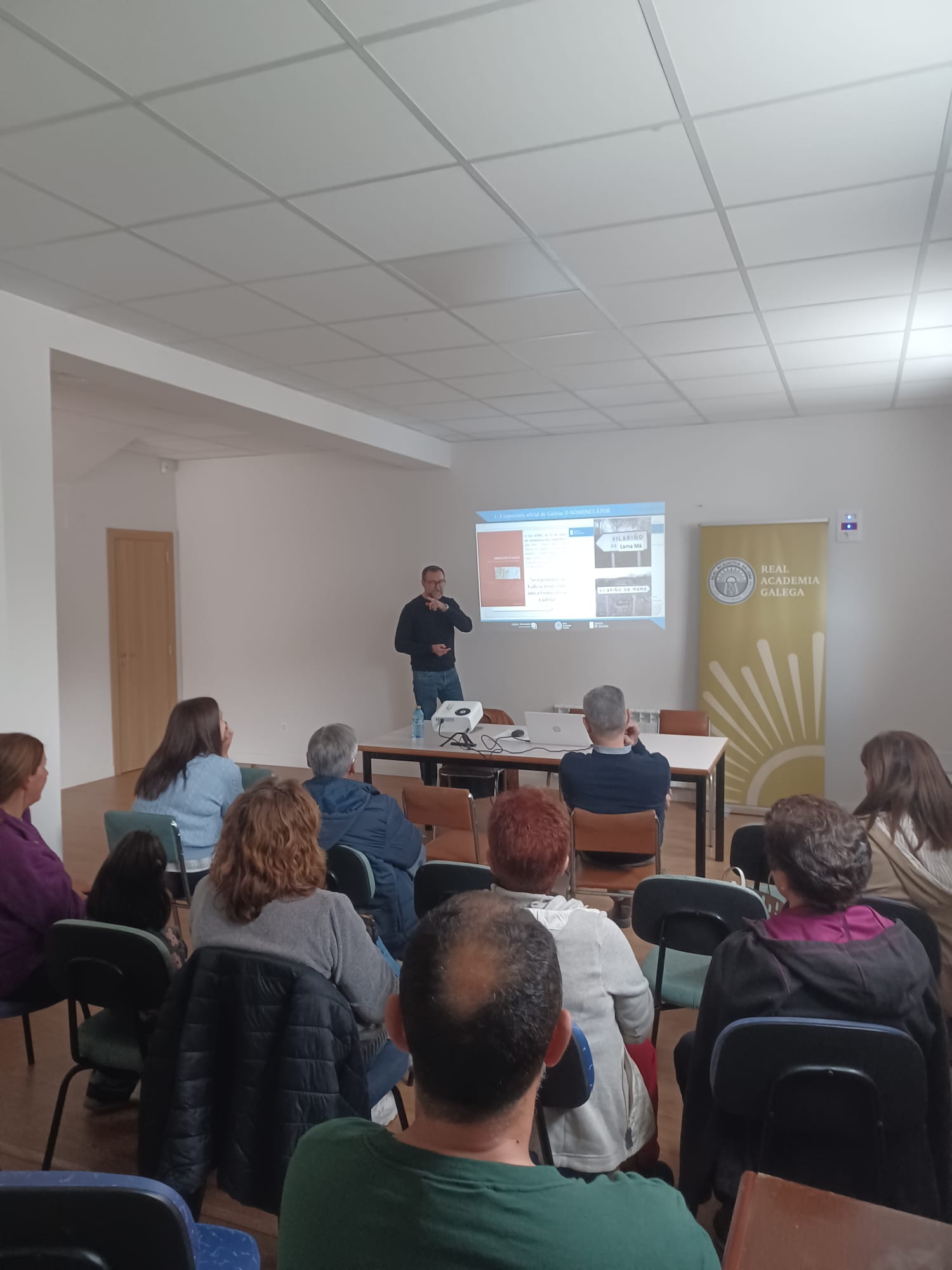 Un momento da intervención de Vicente Feijoo na charla Toponimízate de Dozón