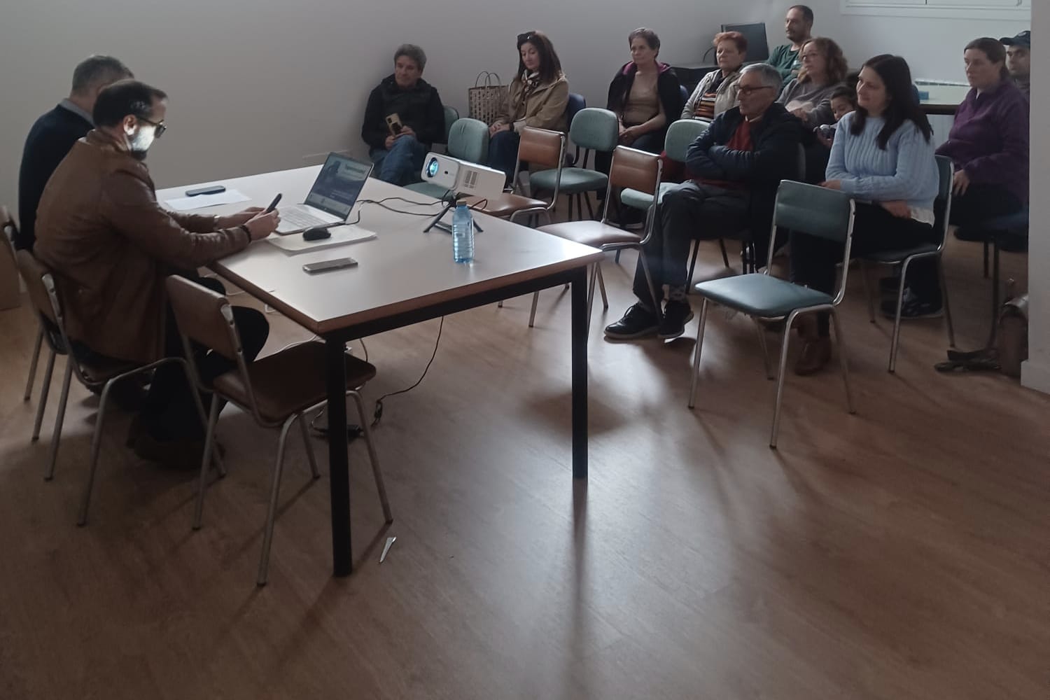Adolfo Campos Vázquez, alcalde de Dozón; e Vicente Feijoo Ares, coordinador técnico do Seminario de Onomástica da RAG, antes do comezo do relatorio