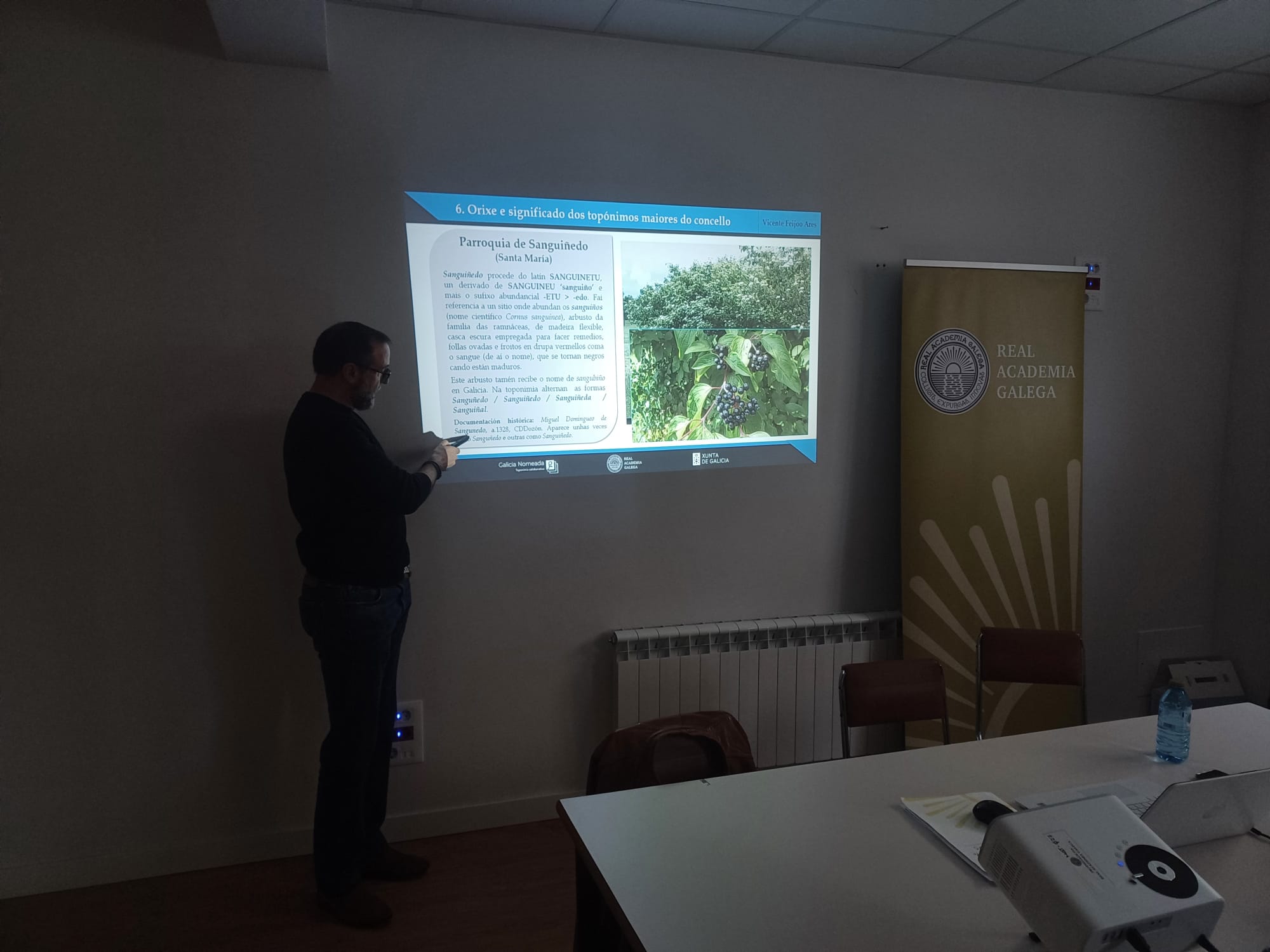 Vicente Feijoo explicando a etimoloxía da parroquia de Sanguiñedo