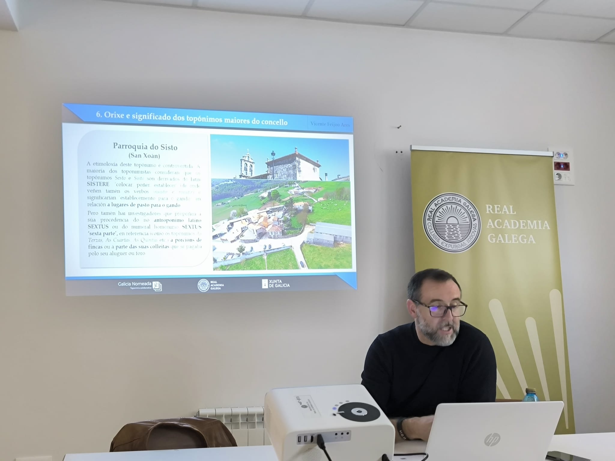 Vicente Feijoo explicando a etimoloxía da parroquia de Sisto