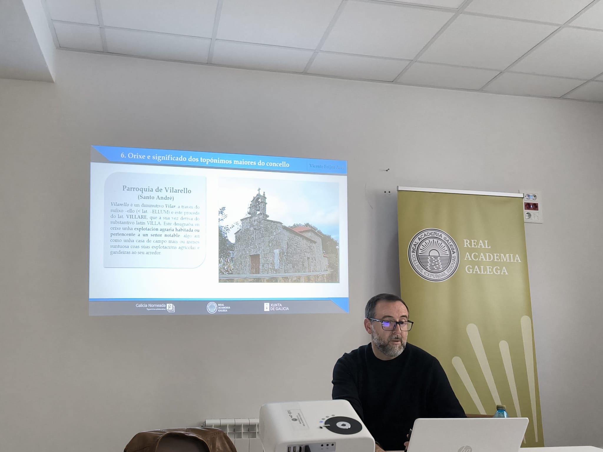 Vicente Feijoo explicando a etimoloxía da parroquia de Vilarello