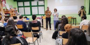 María José Nieto presentando a Vicente Feijoo no inicio da charla sobre Galicia Nomeada